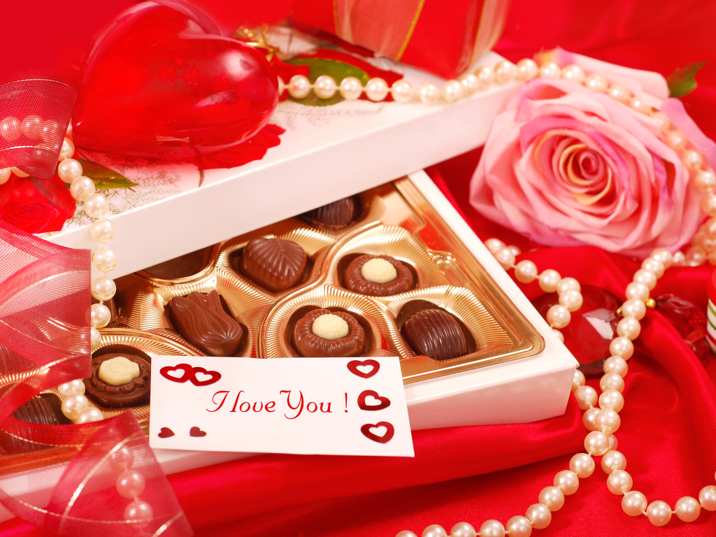 Жемчужные бусы, конфеты и роза для любимой на 14 февраля