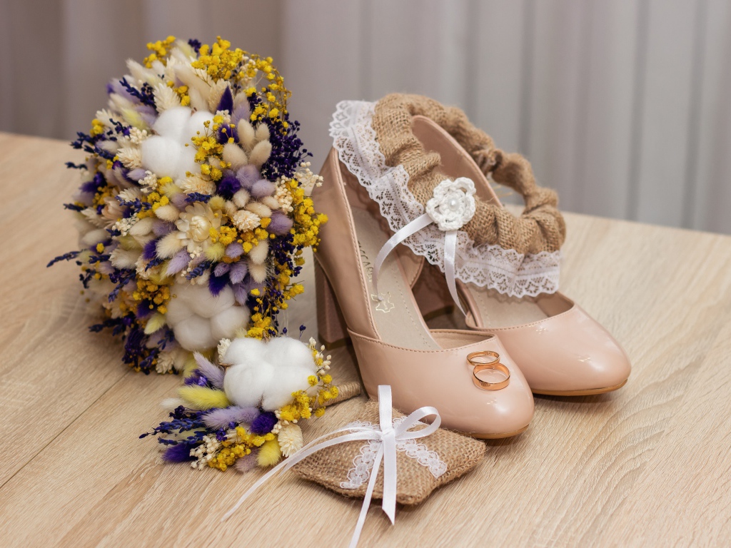 Букет цветов, туфли и обручальные кольца 