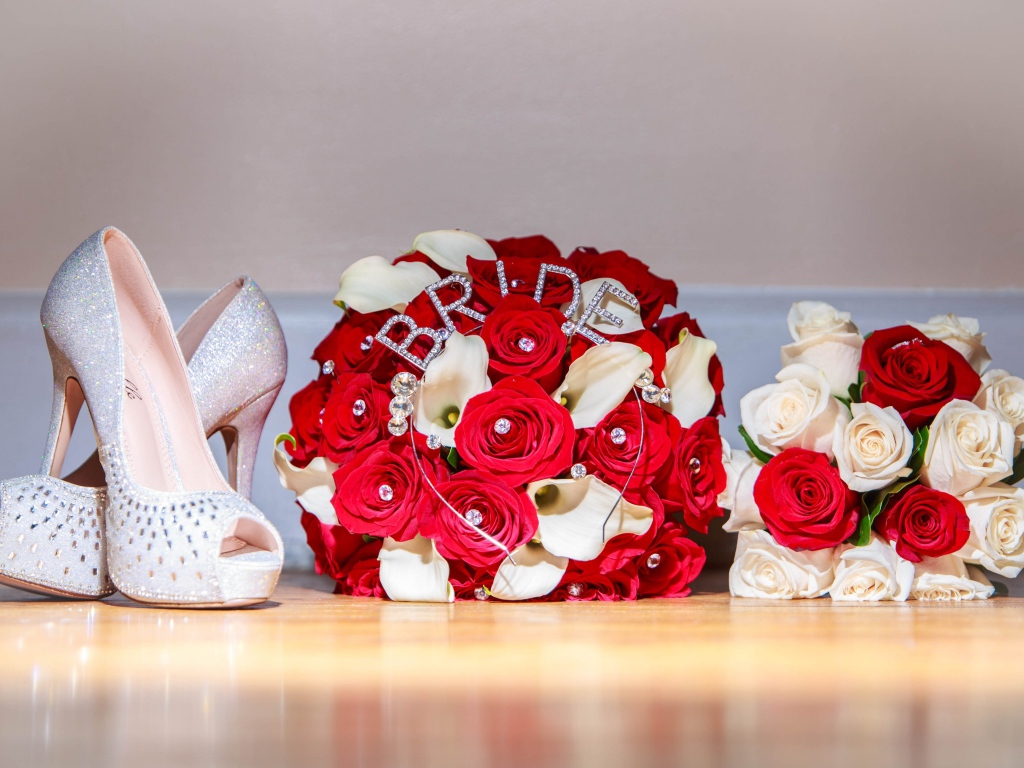 Два свадебных букета с белыми туфлями невесты 