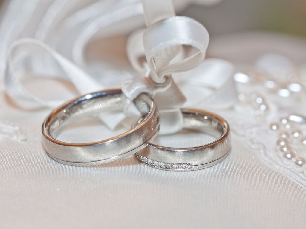Два обручальных кольца на подушке с ленточкой