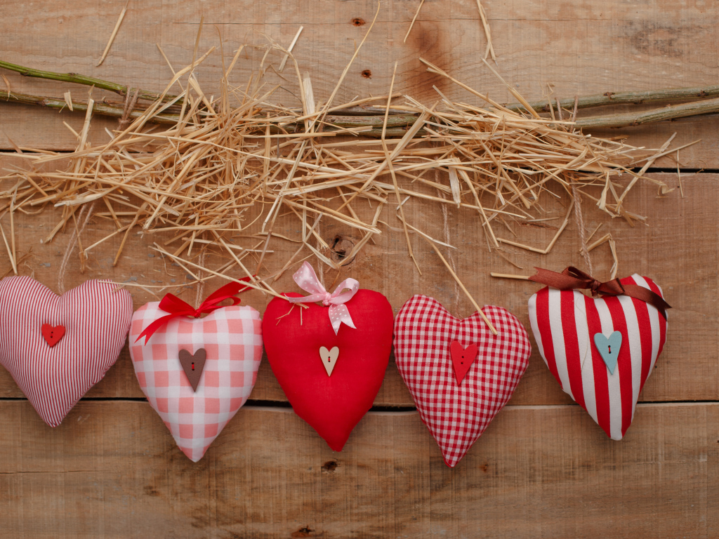 Тканевые сердечки на столе с сеном и веткой