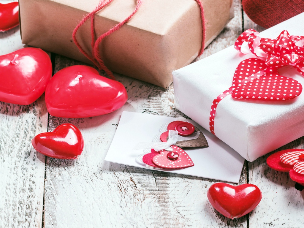 Подарки с сердечками на столе 