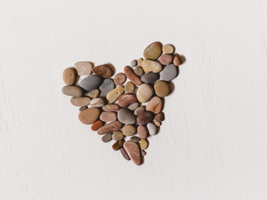 Сердце из камней на белом фоне