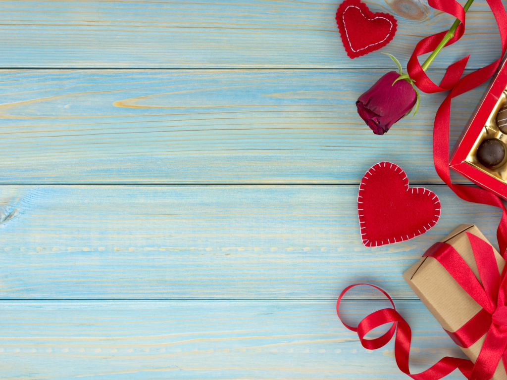 Роза, подарок, сердечки и конфеты для любимой на голубом фоне