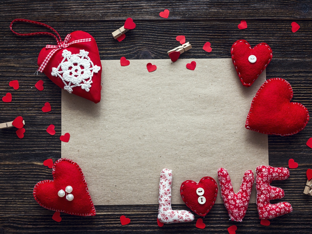 Шаблон для любовной открытки с сердечками на столе