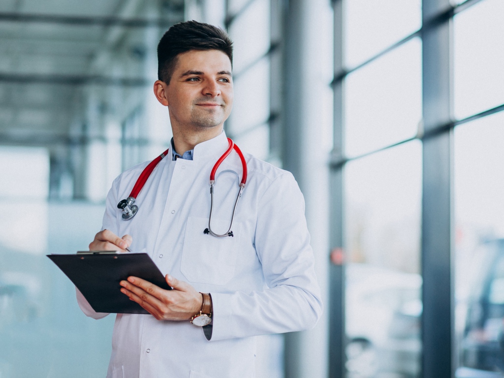 Мужчина доктор в больнице у окна 