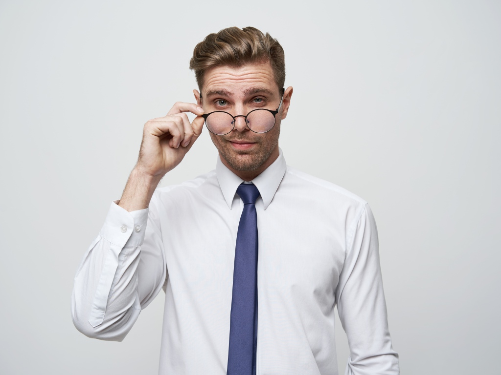 Стильный мужчина в белой рубашке в очках 