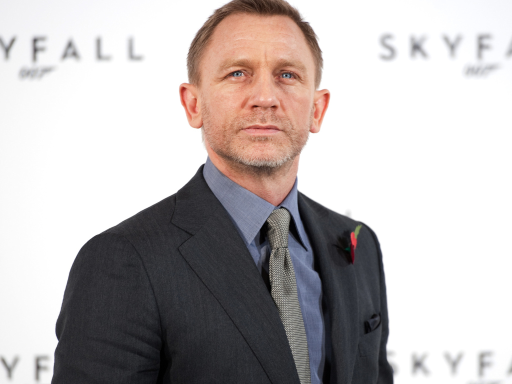 Актер Дэниел Крейг в дорогом костюме