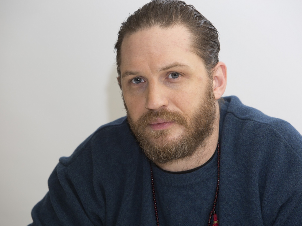 Актер Том Харди с бородой на лице