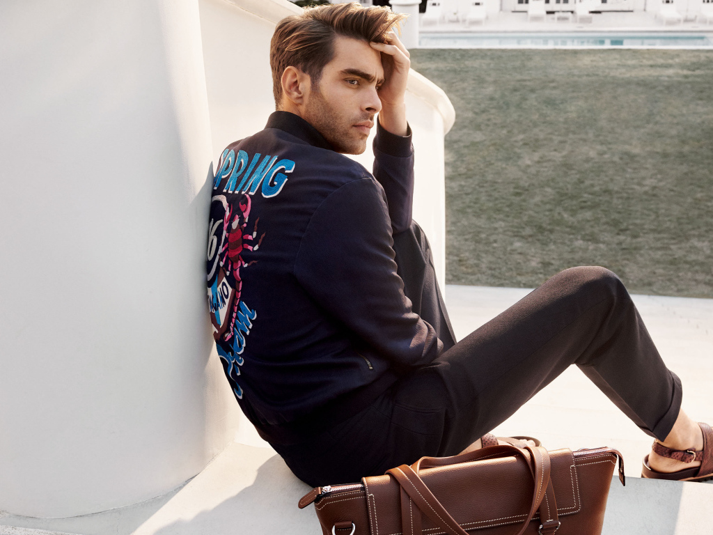 Красивый мужчина, испанский актер Джон Кортахарена