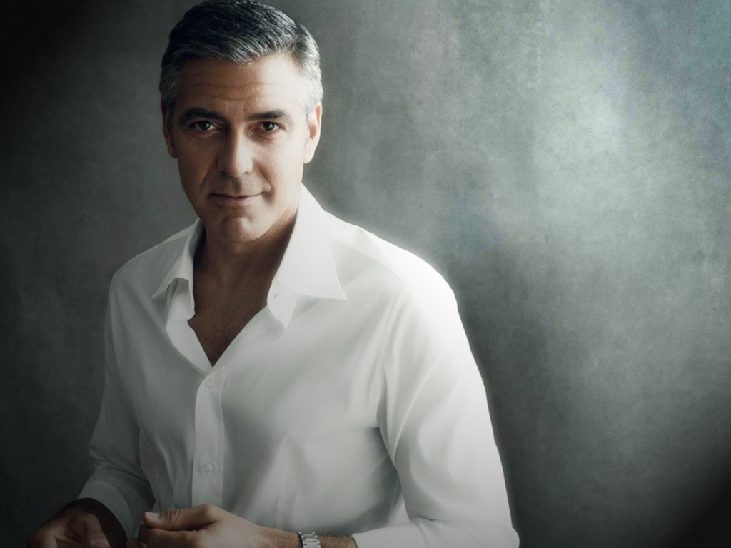 Красивый мужчина, актер Джордж Клуни в белой рубашке 