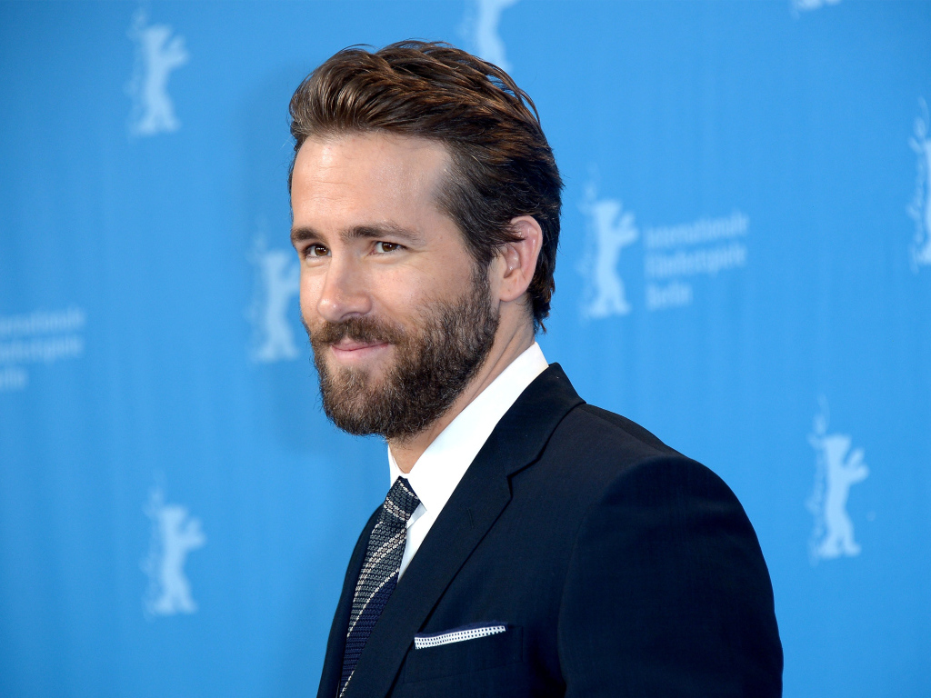 Красивый мужчина в костюме, актер Райан Рейнольдс