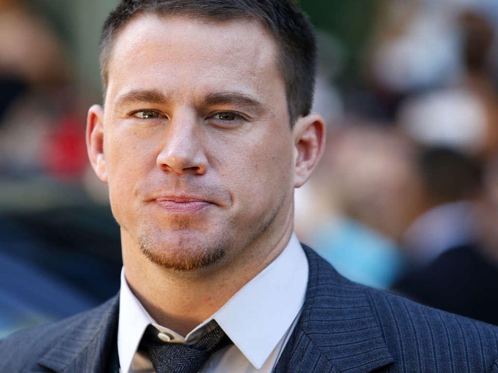 Популярный актер Ченнинг Татум в костюме крупным планом