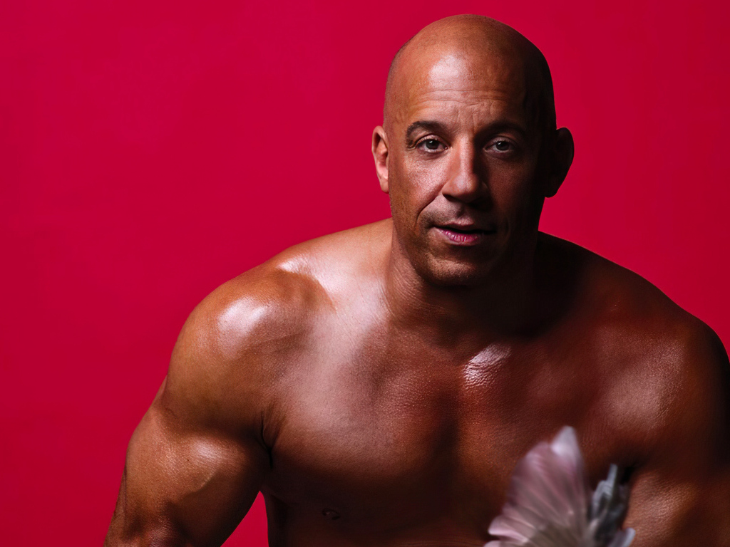 Накаченный актер Вин Дизель на красном фоне