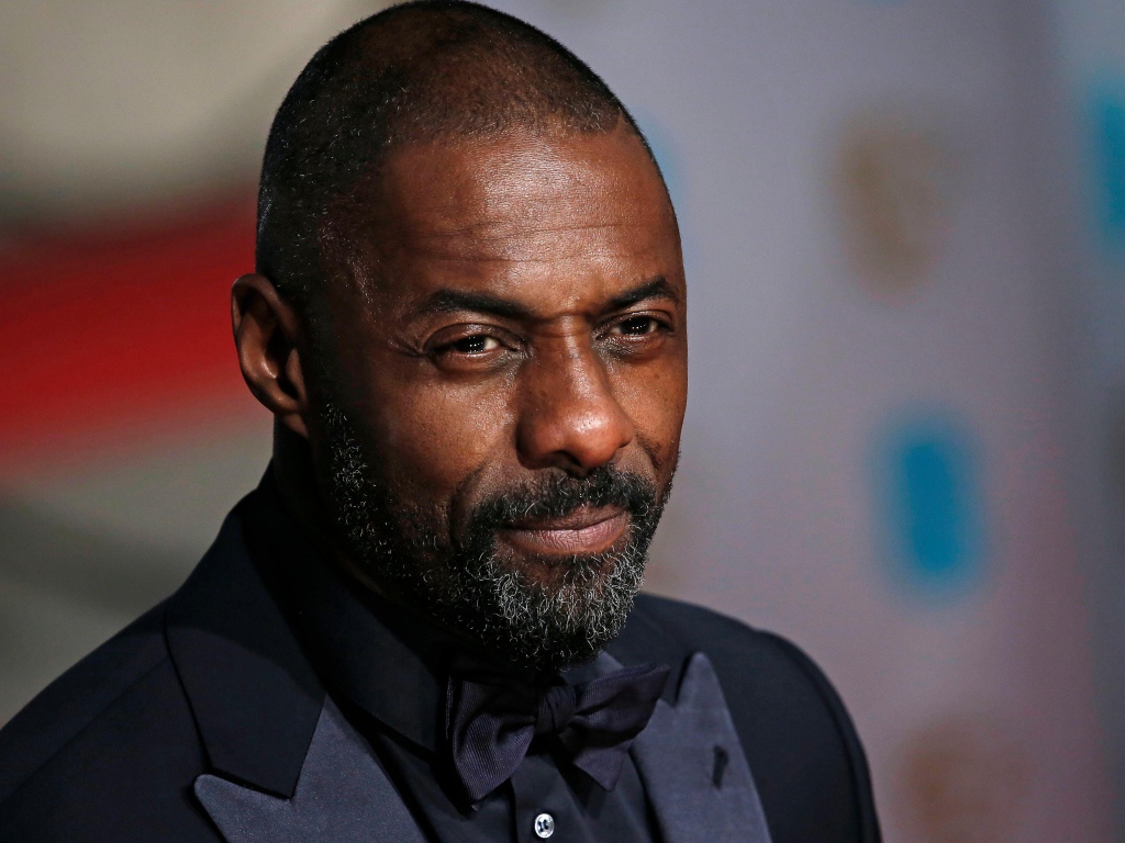 Серьезный мужчина, актер Идрис Эльба в костюме