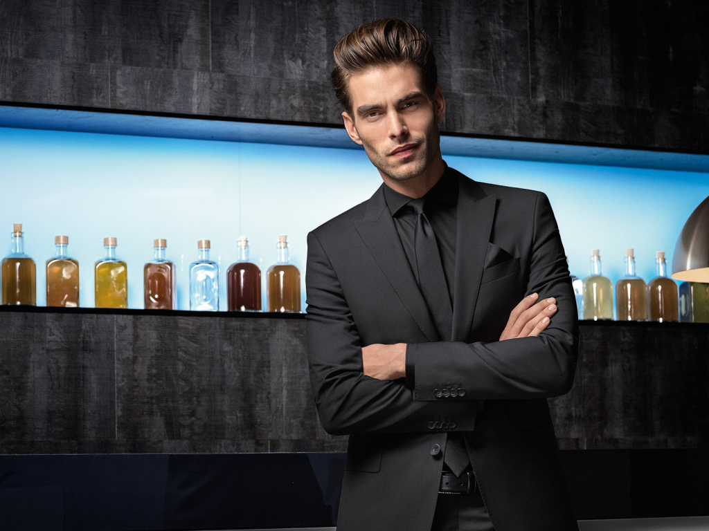 Стильный мужчина, актер Джон Кортахарена в костюме