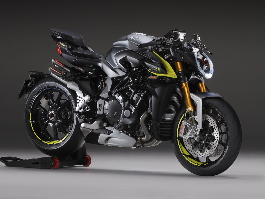 Большой тяжелый мотоцикл Agusta Brutale 1000 RR 2020 года на сером фоне