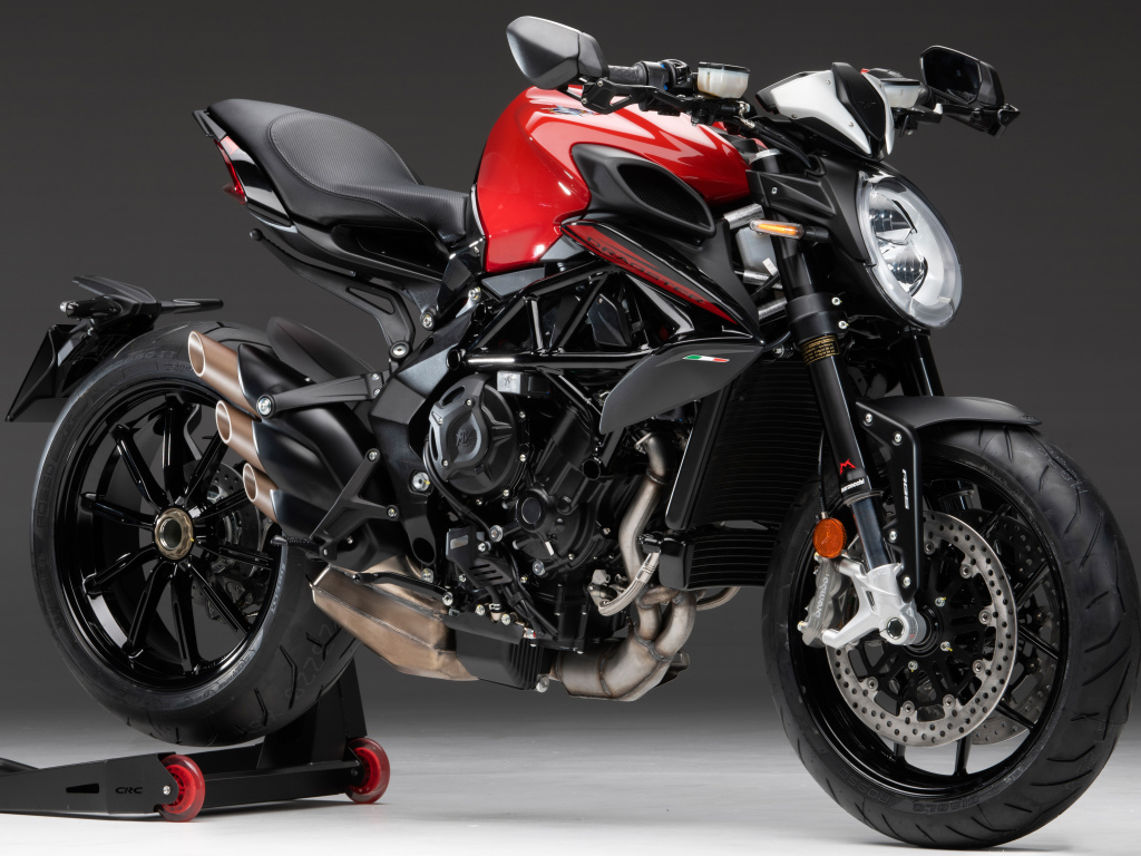 Черный мотоцикл Agusta Dragster 800 Rosso 2020 года на сером фоне