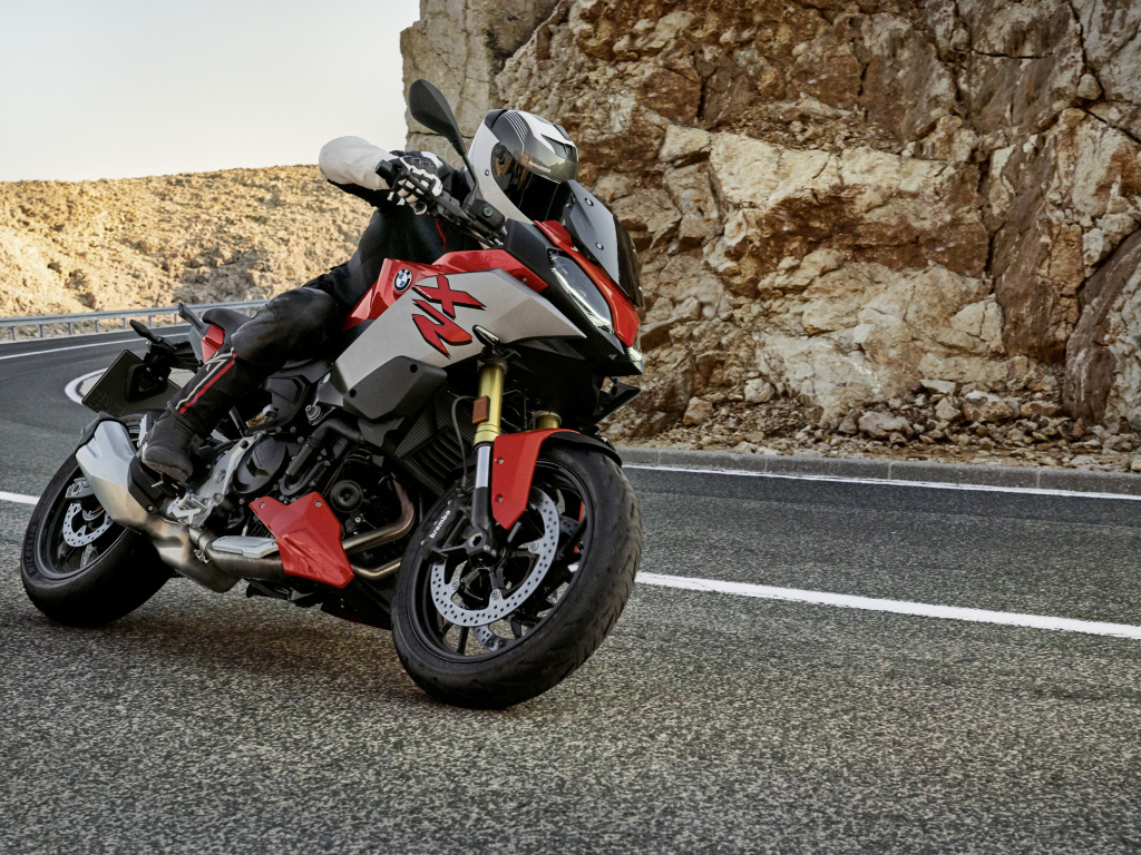 Гонщик на мотоцикле BMW F 900 XR, 2020 года