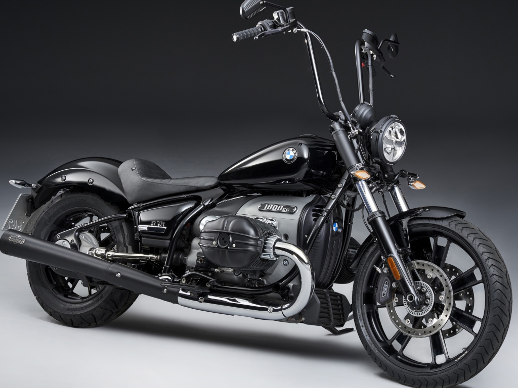 Мотоцикл BMW R18 2020 года на сером фоне
