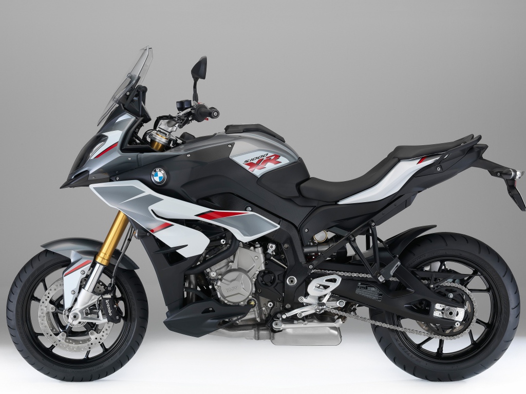 Гоночный мотоцикл BMW S1000 на сером фоне