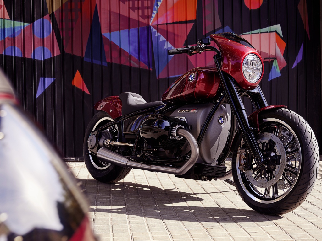 Большой красный мотоцикл BMW Motorrad Concept R182 
