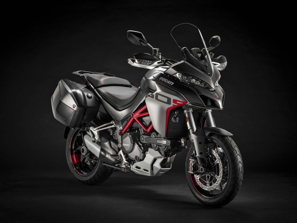 Мотоцикл Ducati Monster 1260 GT 2020 года на черном фоне
