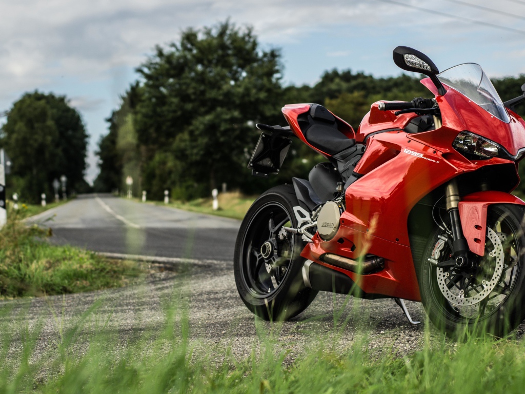 Красны мотоцикл Ducati 1299 Panigale на трассе 
