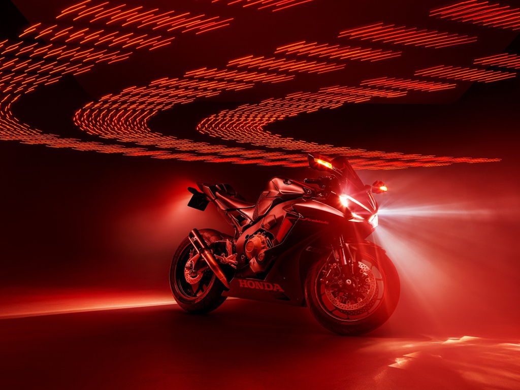 Мотоцикл Honda Fireblade на красном фоне