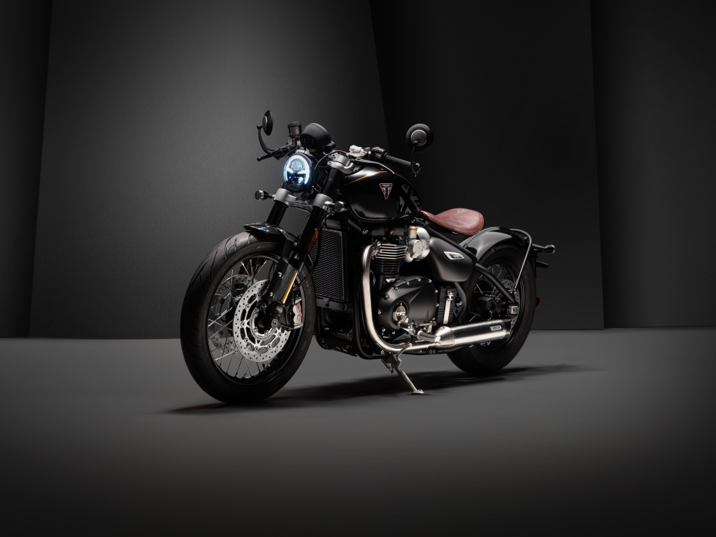 Мотоцикл Triumph Bonneville Bobber TFC 2020 года на сером фоне