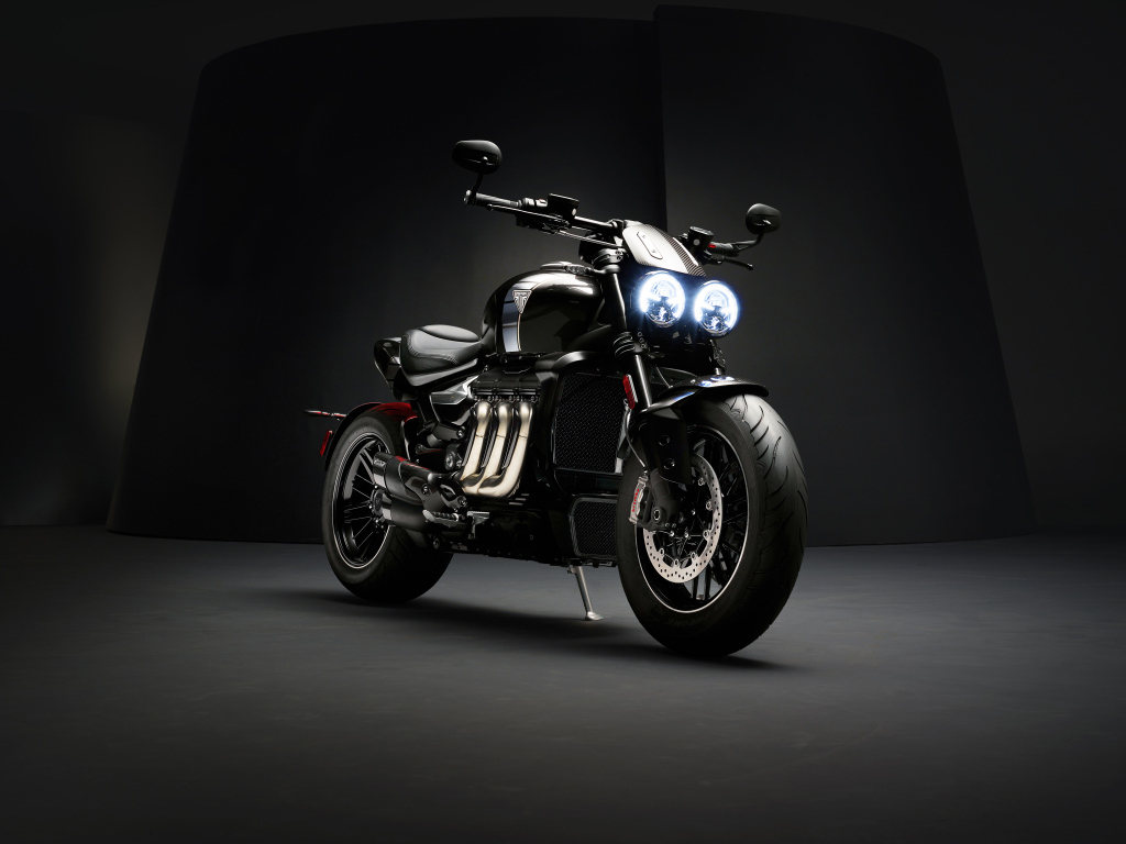 Черный автомобиль Triumph Rocket III TFC 2019 года на черном фоне