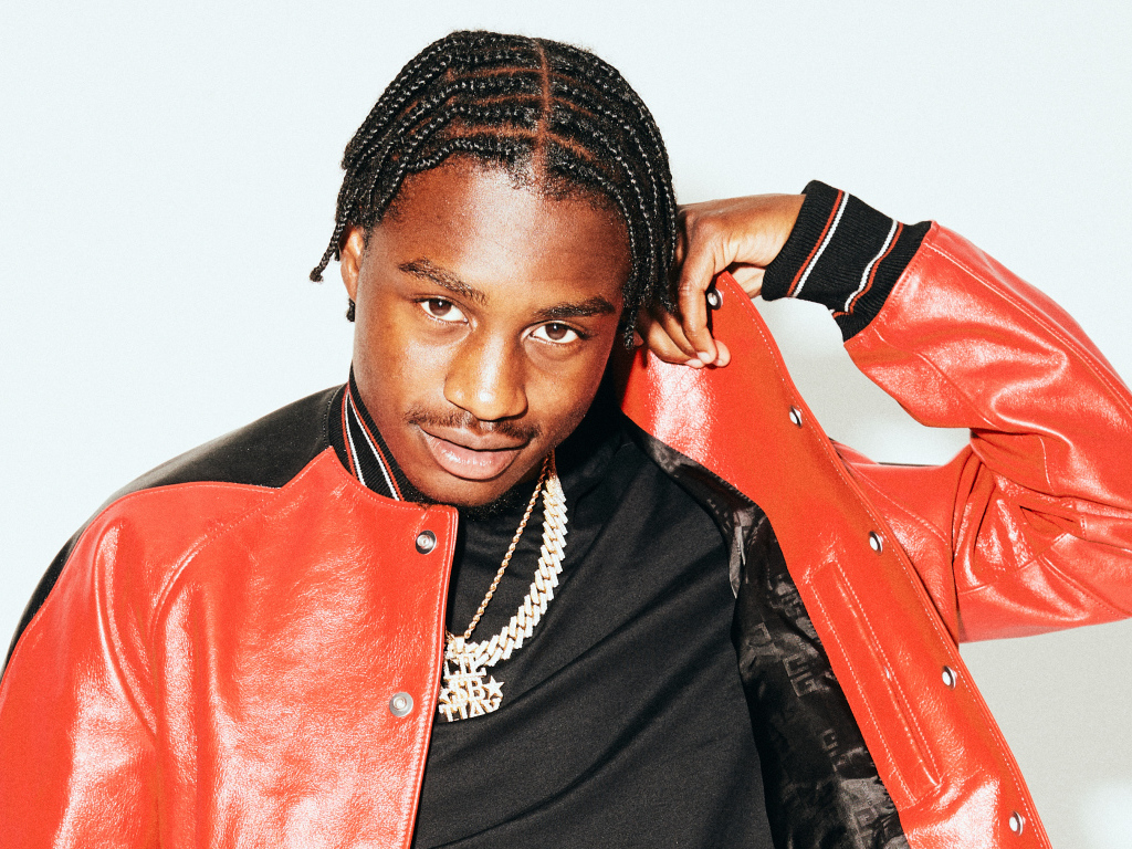 Американский рэпер  Polo G в красной кожаной куртке