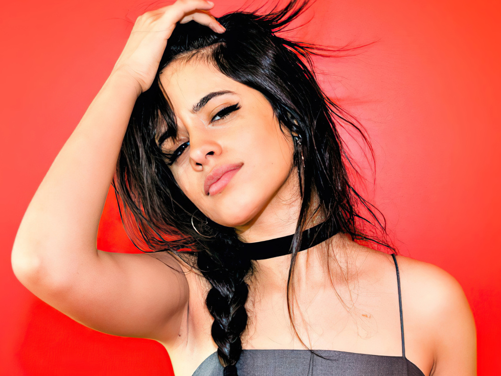 Американская певица Камила Кабелло на красном фоне