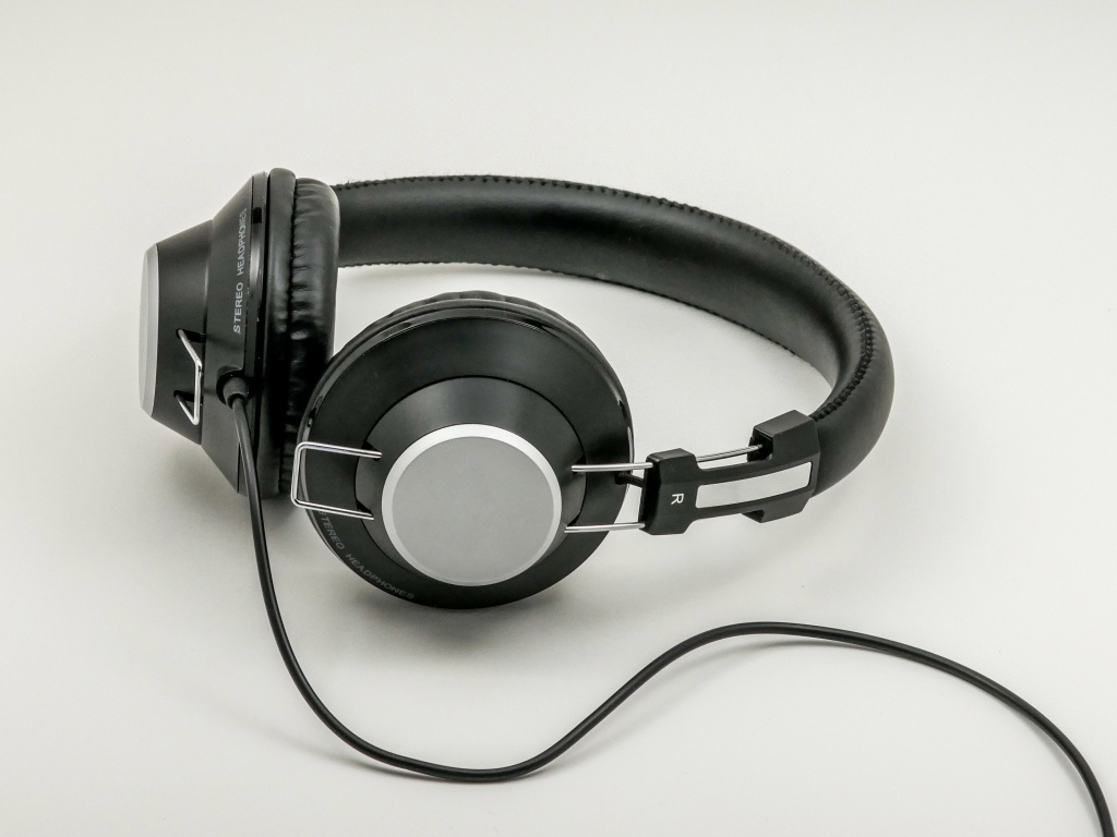 Большие черные наушники на сером фоне