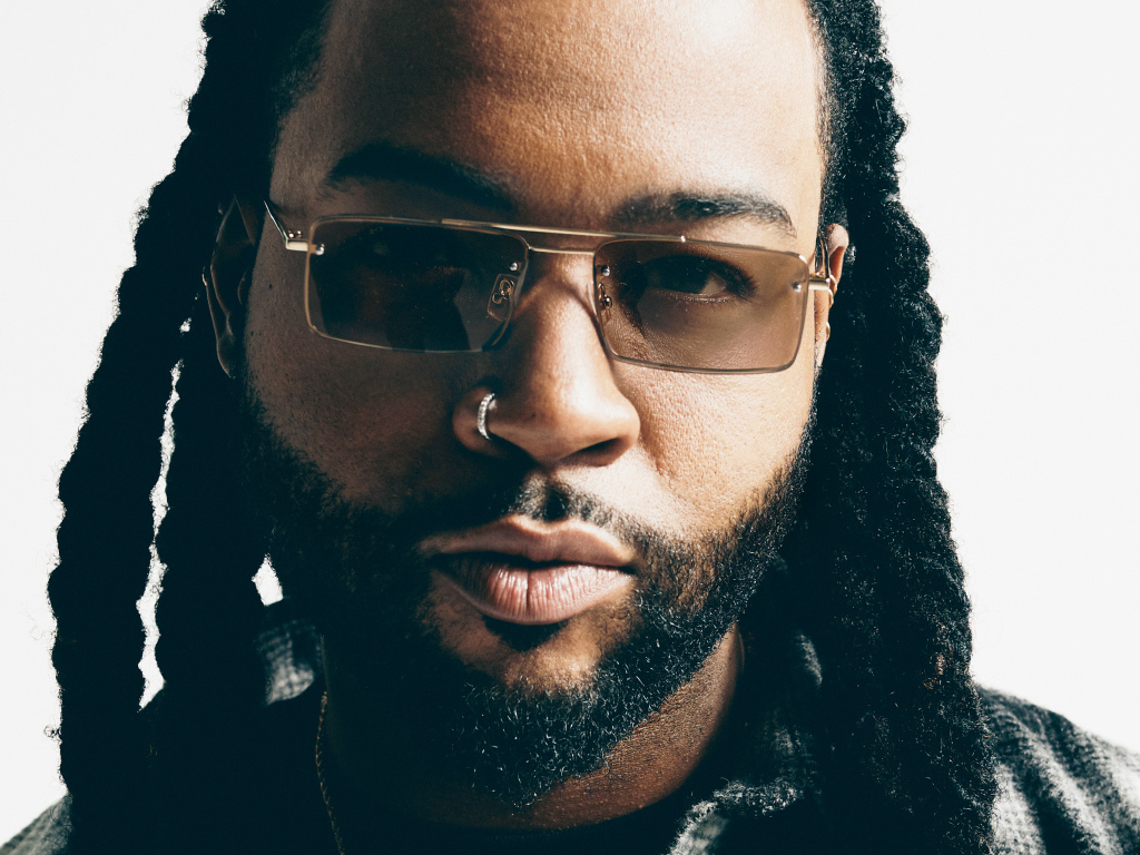 Канадский рэпер PartyNextDoor в очках на белом фоне