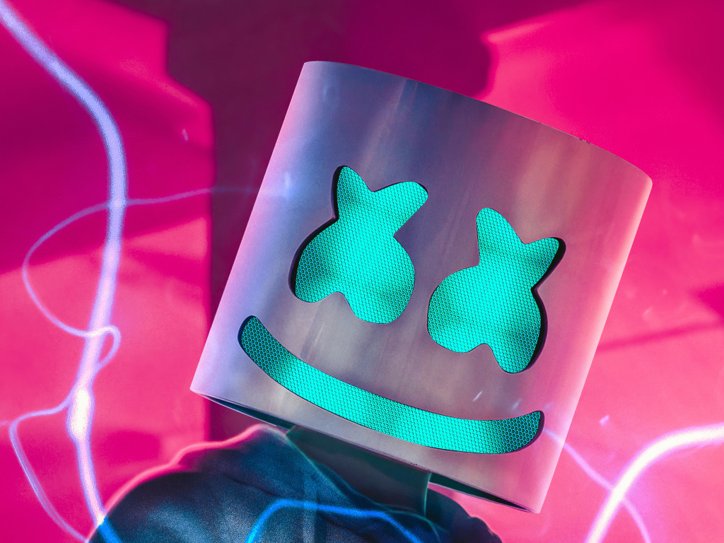 Диджей Маршмеллоу на розовом фоне