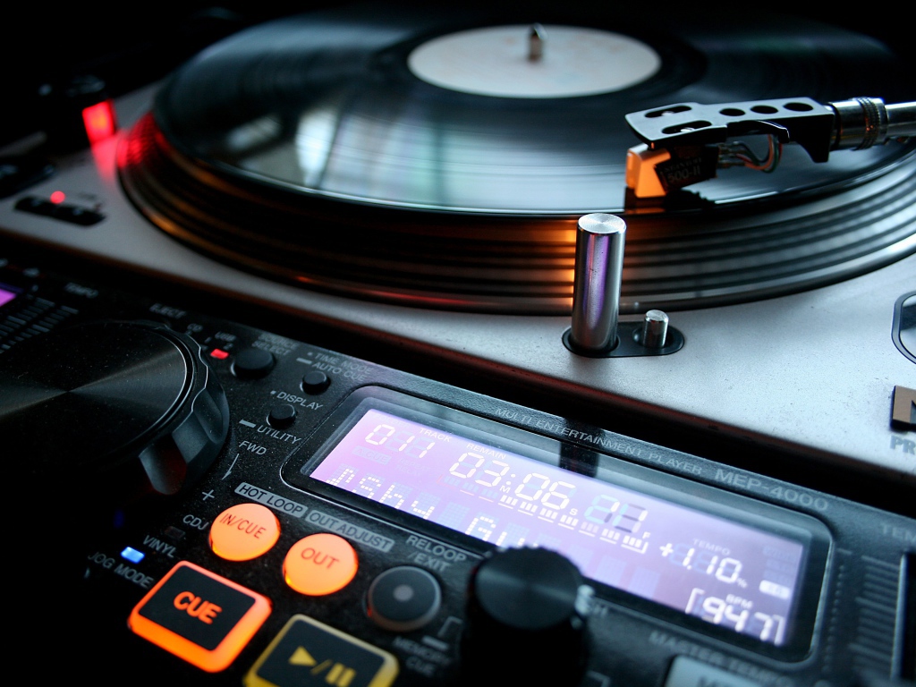 Диджейский виниловый проигрыватель 