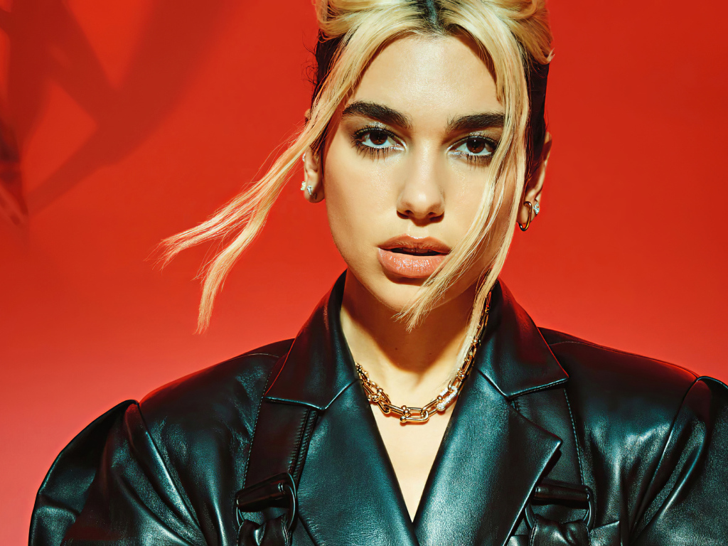 Девушка в черной кожаной куртке, певица Дуа Липа