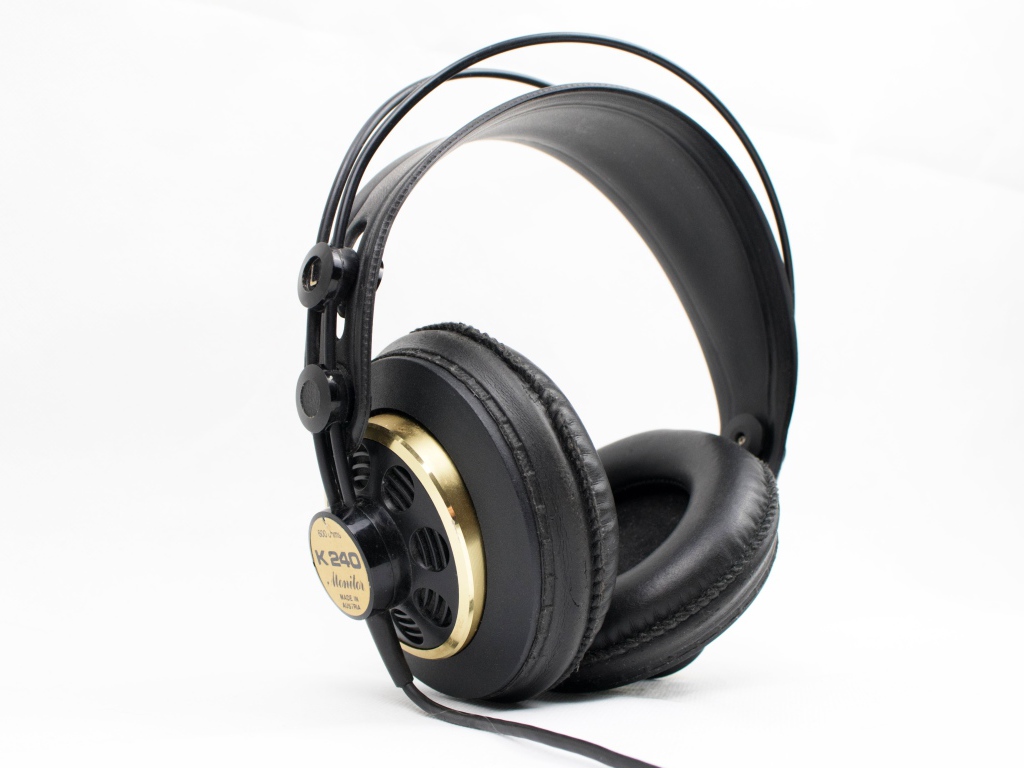 Большие черные наушники с микрофоном на белом фоне