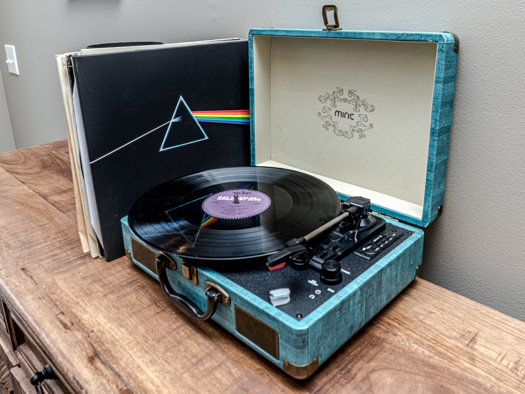 Старый патефон с пластинками на комоде 