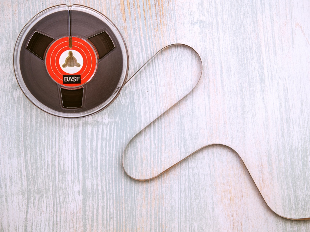 Старая катушка бобины с пленкой на столе