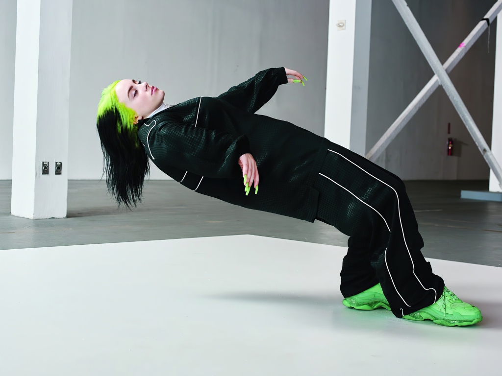 Певица Билли Айлиш в черном спортивном костюме 