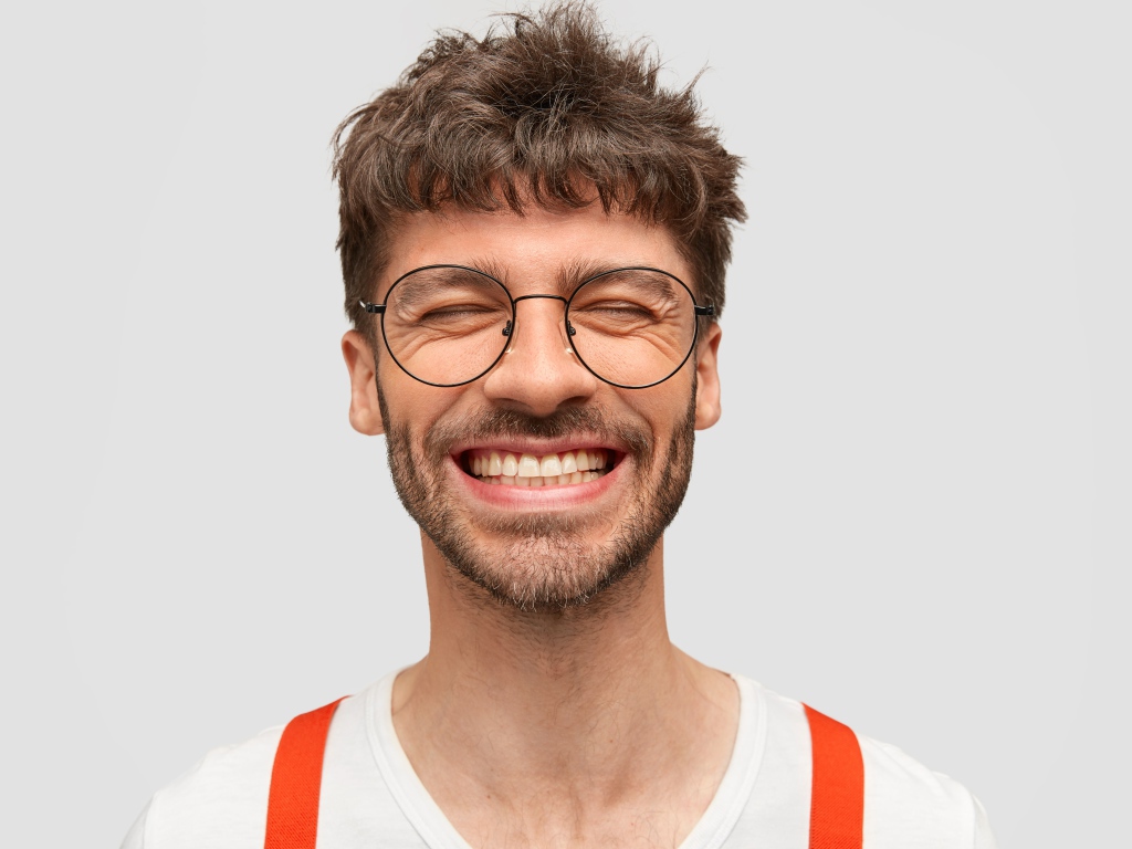 Улыбающийся бородатый мужчина в очках 