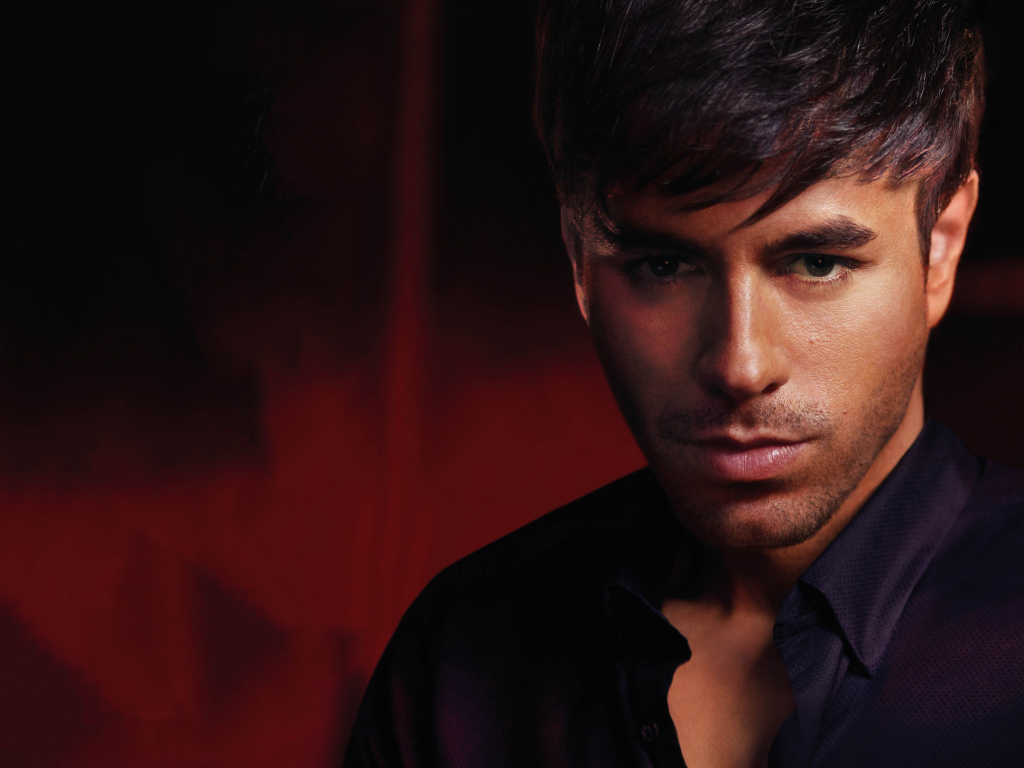 Испанский певец Энрике Иглесиас крупным планом