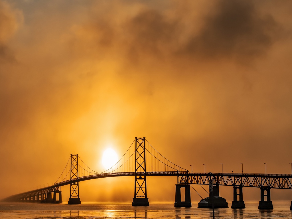 Мост через реку в тумане на восходе солнца