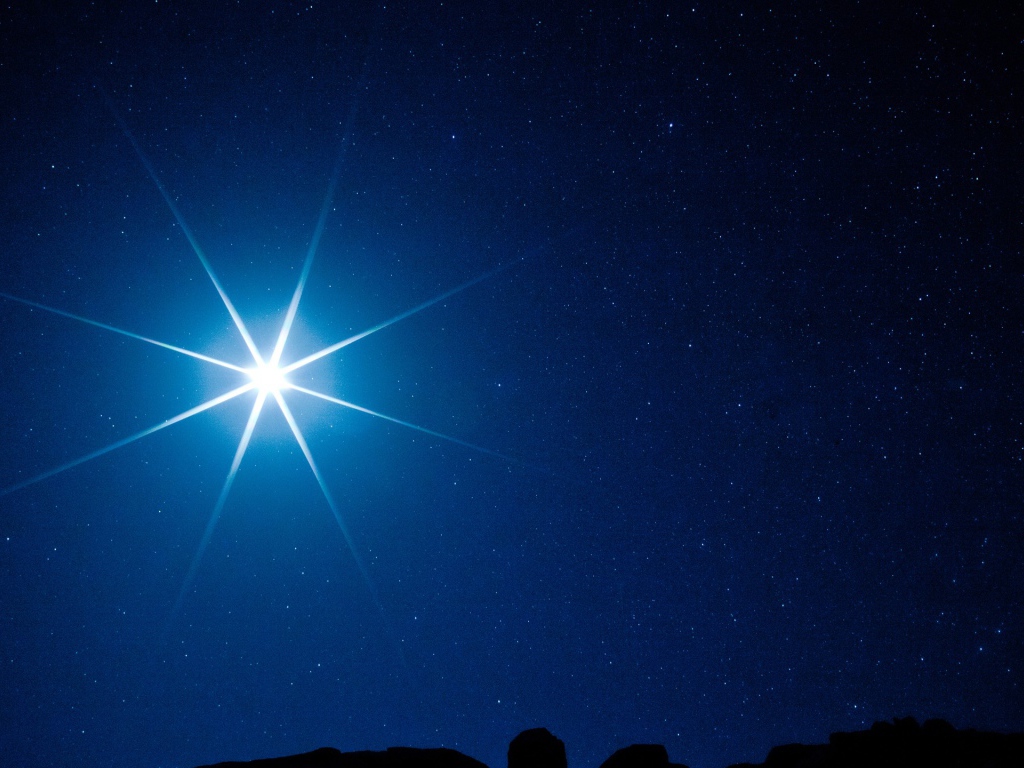 Яркая белая звезда в темном ночном небе 