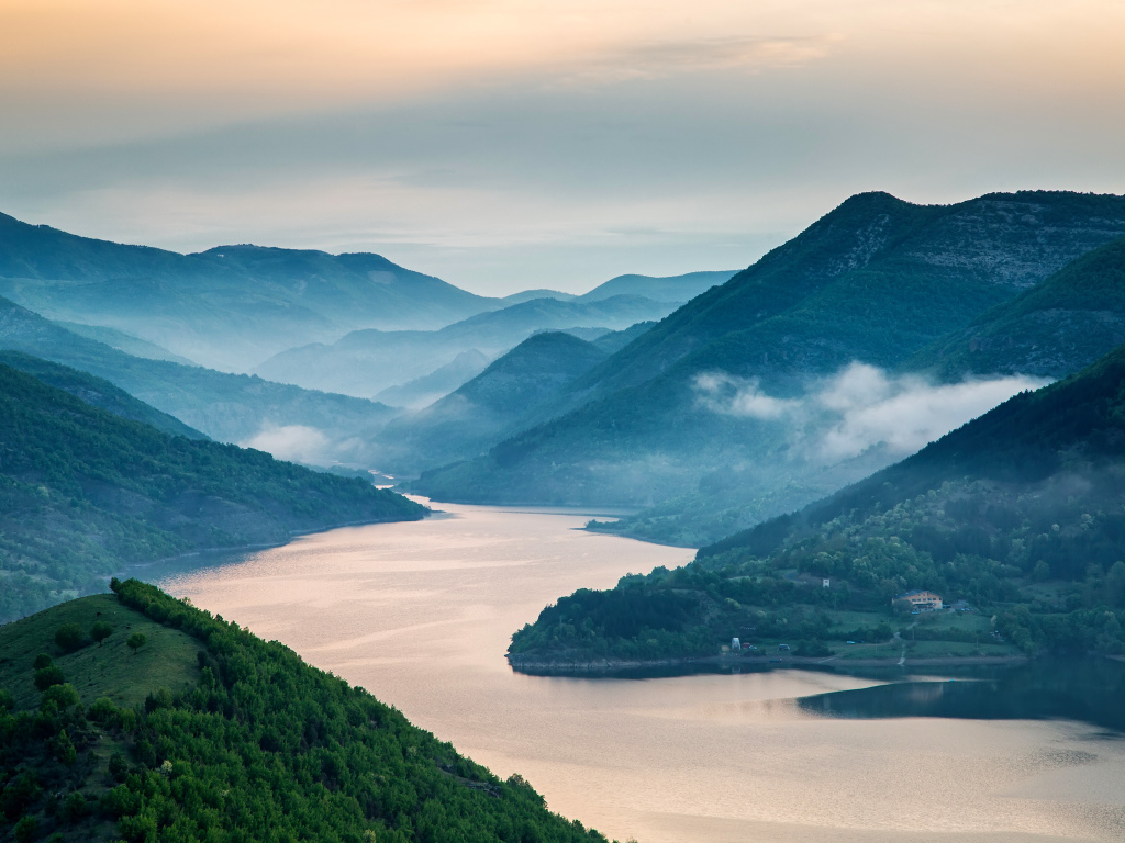 Туман над рекой у подножия гор