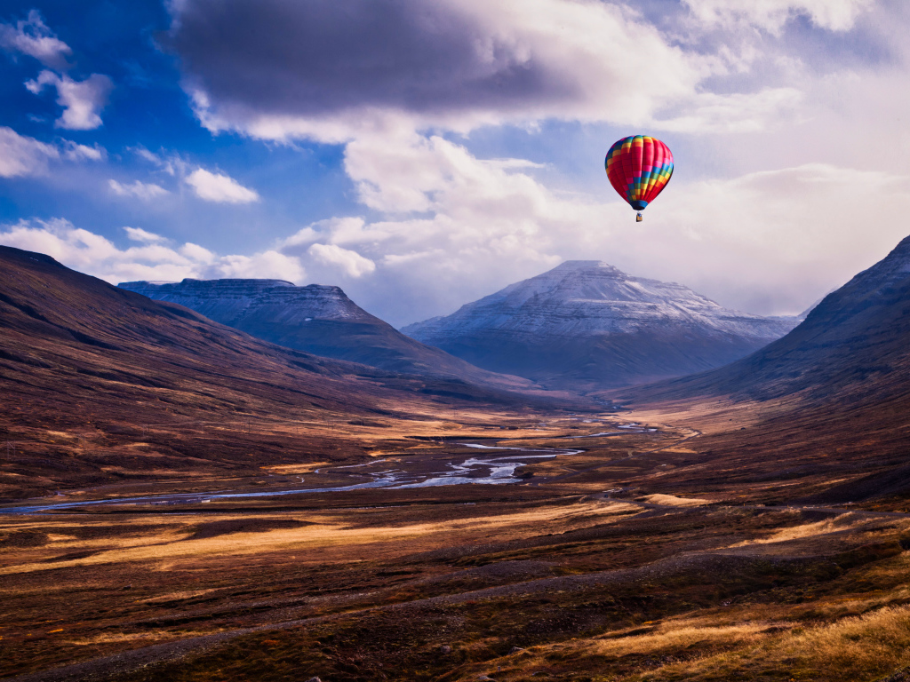 Разноцветный воздушный шар в небе над горами