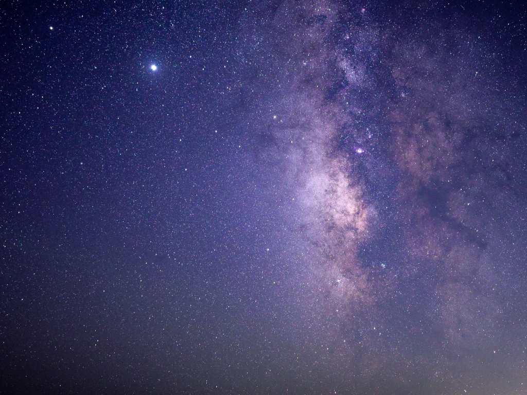 Фиолетовый млечный путь в звездном небе 