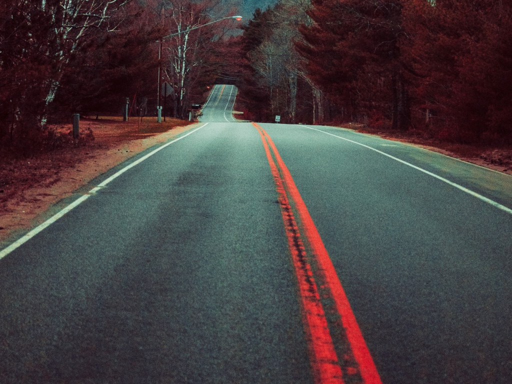 Ровная длинная асфальтовая дорога с разделительными линиями